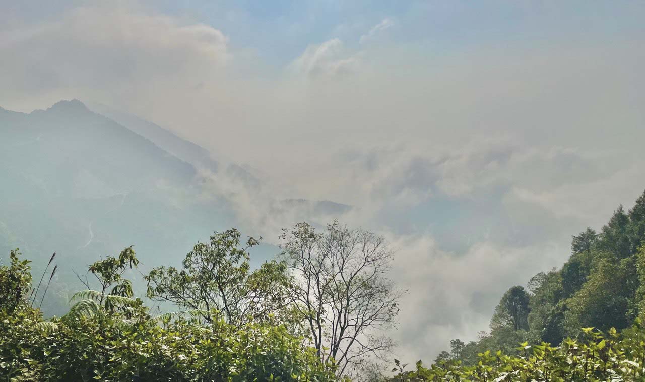 Núi non ẩn hiện giữa biển mây trắng.