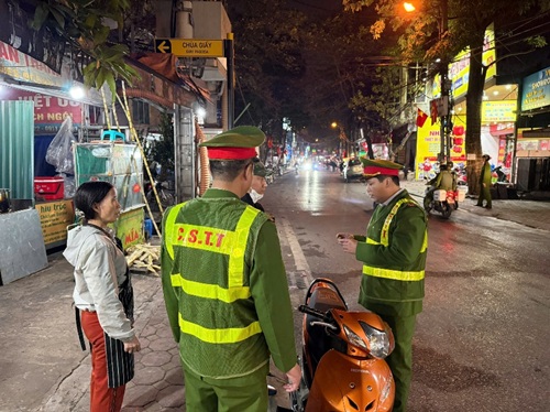 Cong an xa Bat Trang tuyen truyen nhac nho nguoi dan trong cong tac dam bao ANTT dia phuong. Anh: CAHN