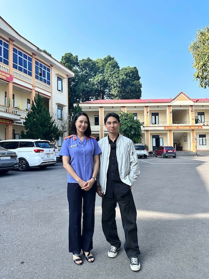 Duc Son chup anh cung dan dien vien trong phim “Lan ranh“. Anh: VFC. 