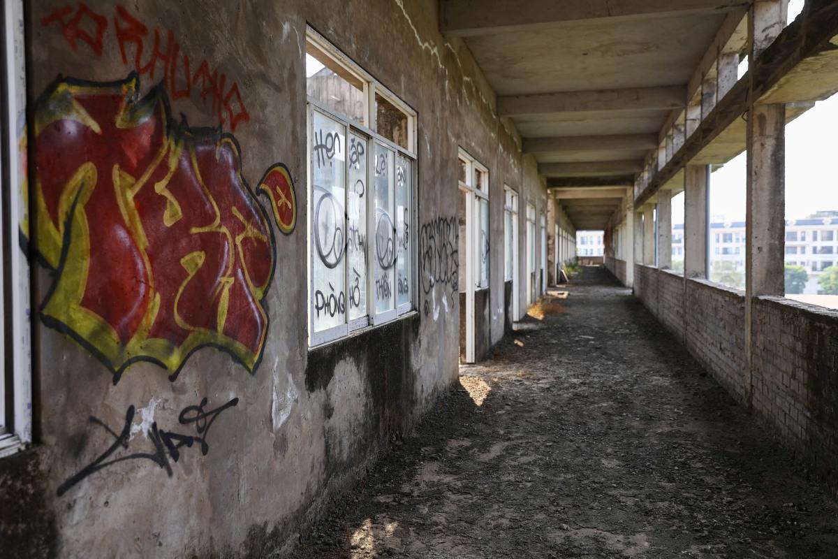 Những hình ảnh vẽ bậy ở khắp nơi trong ngôi trường. Ảnh: Minh Tâm