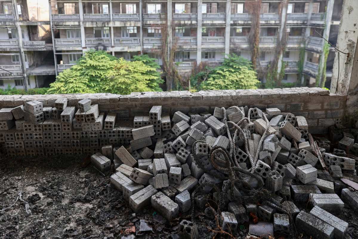 Các loại vật liệu xây dựng, sắt thép ngổn ngang, phủ lớp bụi dày sau nhiều năm ngưng thi công. Ảnh: Minh Tâm