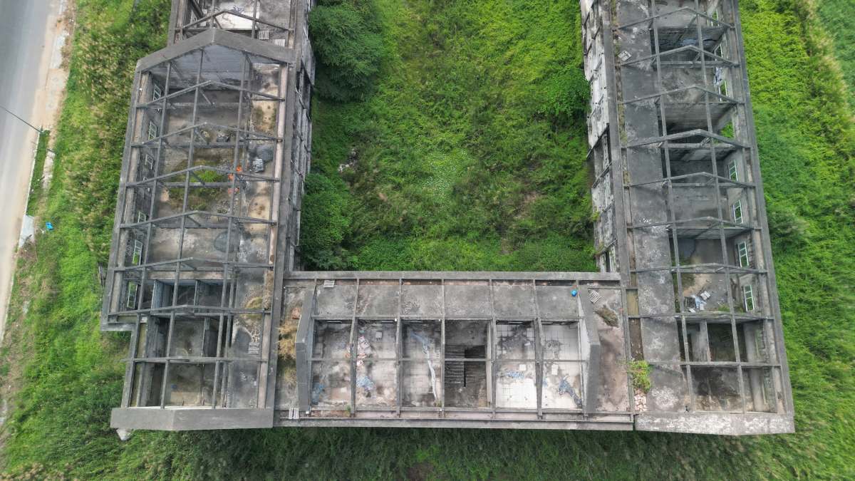 Dự án trường THCS Hiệp Bình Phước bỏ hoang, cỏ dại bủa vây. Ảnh: Minh Tâm