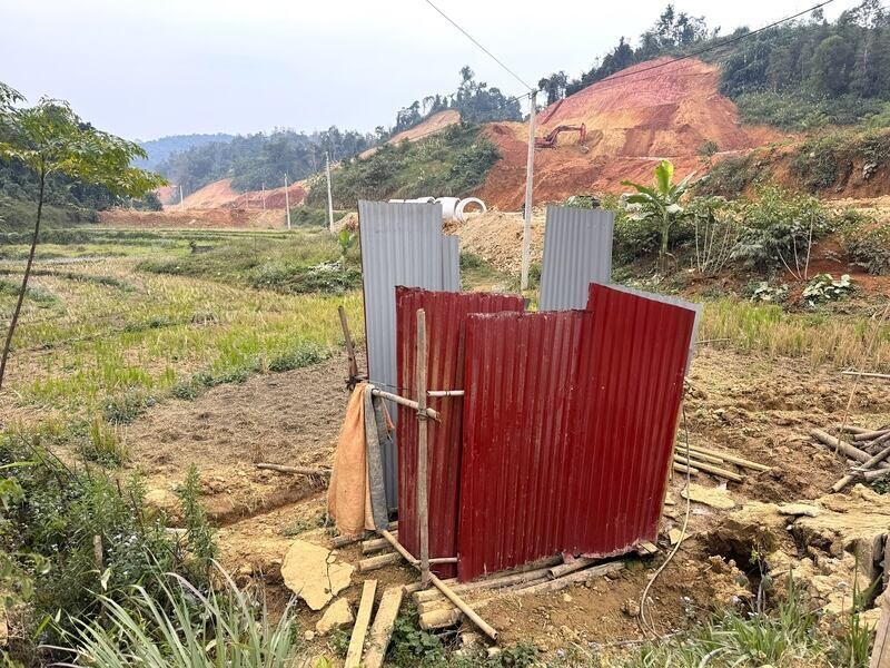 Nha ve sinh - thu thiet yeu nhat cung duoc dung tam o manh ruong gan do. Anh: Khanh Linh