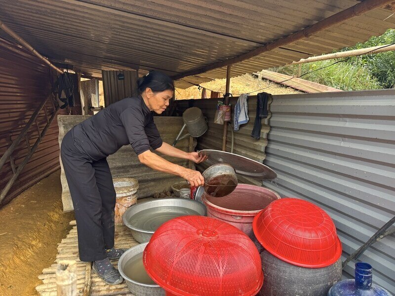Nguon nuoc sinh hoat cua gia dinh duoc dan tam tu khe suoi cach nha hang tram met, bang duong ong nhua chap va, noi dai qua cong truong. Anh: Khanh Linh