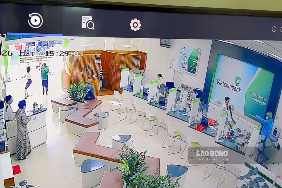 Hai đối tượng mặc áo Grab xông vào chi nhánh ngân hàng trên địa bàn phường Hội Phú, Gia Lai để cướp tiền. Ảnh: Hội Phú