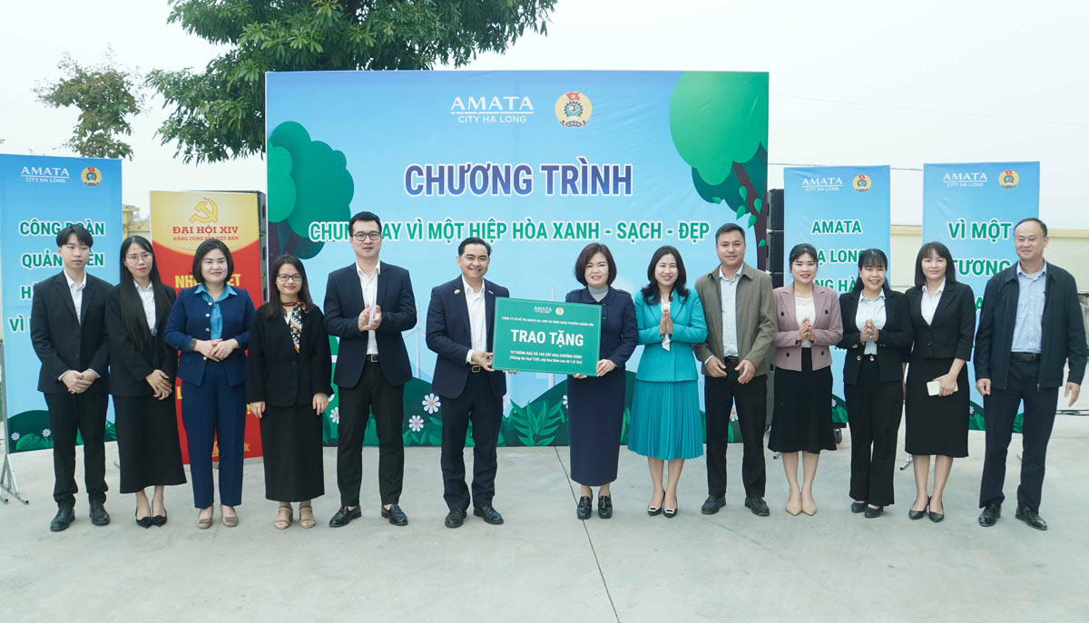 Local leaders receive gifts from Amata Ha Long Company. Photo: Quang Yen Trade Union