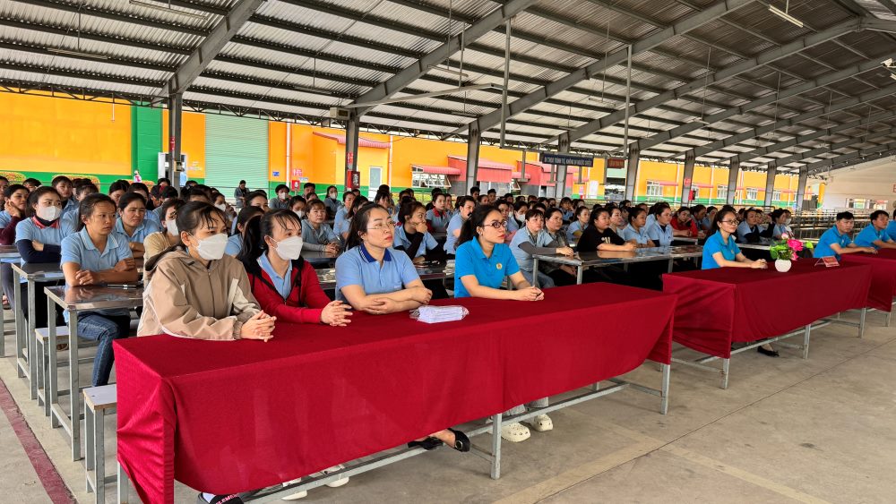 Cac doan vien, cong nhan duoc ho tro dot 2 do thien tai. Anh: Duy Tuan 