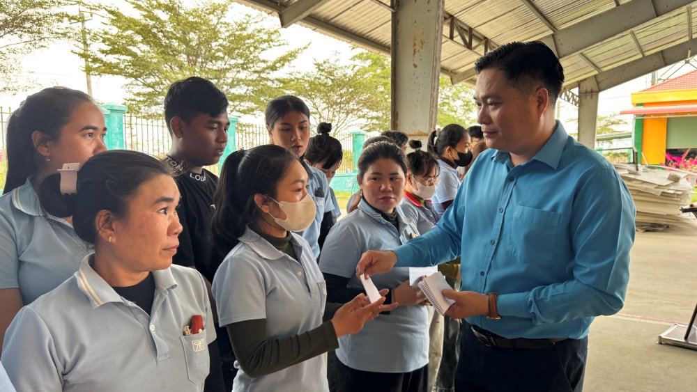 Ong Tran Duy Thanh - Chu tich Cong doan xa Ham Kiem trao qua ho tro doan vien. Anh: Duy Tuan 