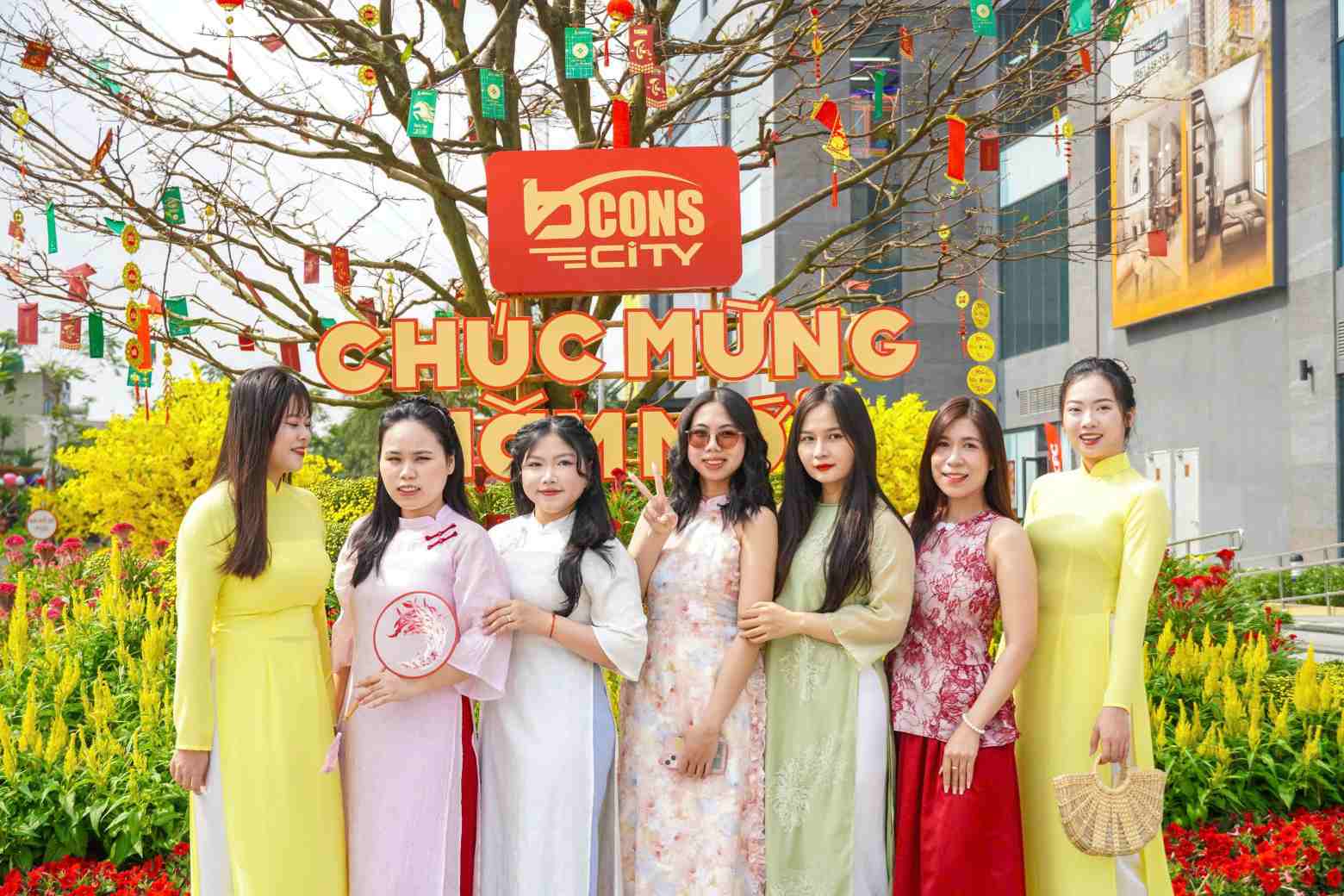 Duong hoa Xuan Bcons City thu hut du khach. Anh: Duong Binh