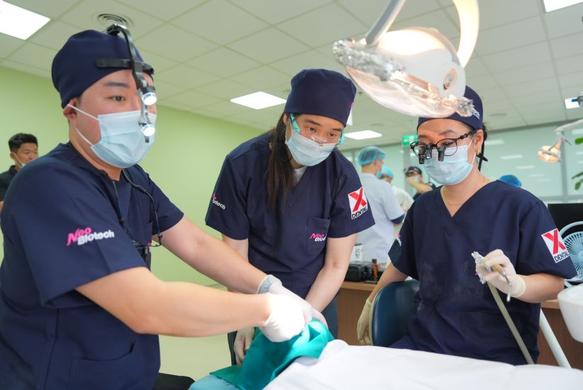 Doctors of the Department of Dentistry, Central Military Hospital 108 implement the free Implant transplant program. Photo: Viet Anh