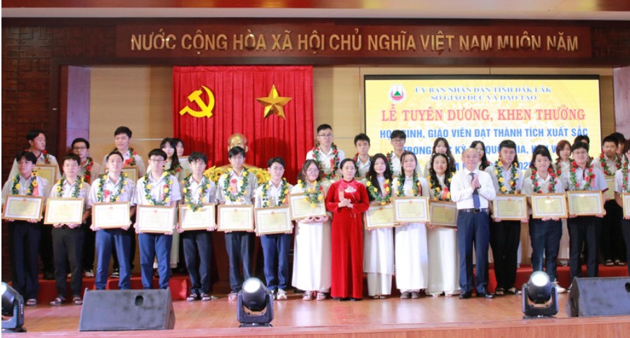 Dak Lak province honors national excellent students in the 2024-2025 school year. Photo: Thanh Tam