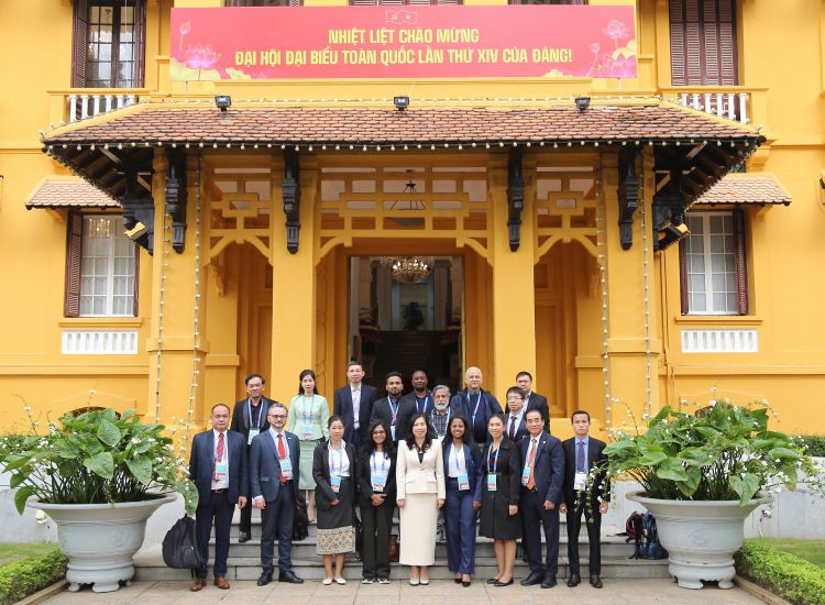 Deputy Minister of Foreign Affairs Le Thi Thu Hang takes a photo with the international reporter delegation. Photo: Ministry of Foreign Affairs