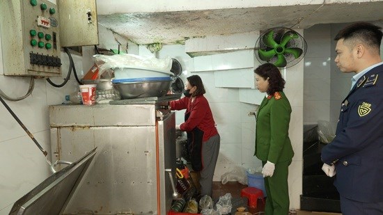 Công an phát hiện cơ sở giò chả dùng hàn the ở phố cổ Hà Nội