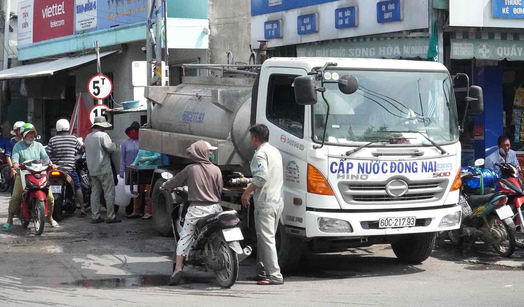 Xe bon cho nuoc cung cap cho nguoi dan lay nuoc sinh hoat. Anh: HAC