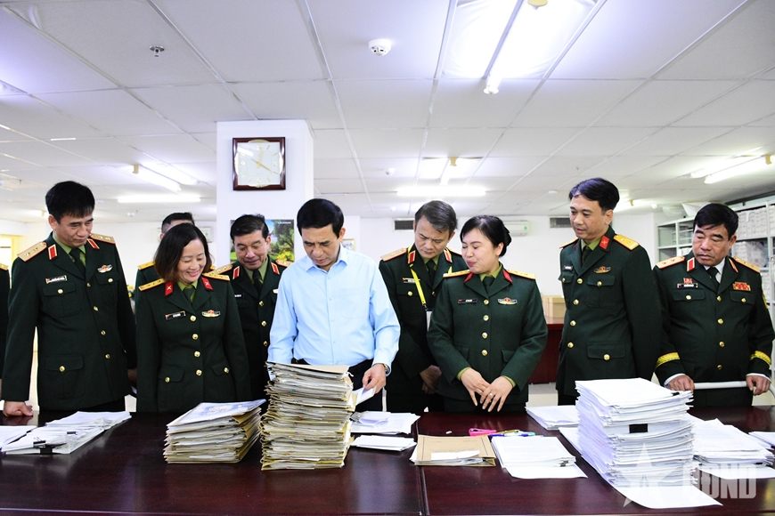 Dai tuong Phan Van Giang den kiem tra tru so lam viec cua Trung tam Luu tru Bo Quoc phong. Anh: QDND
