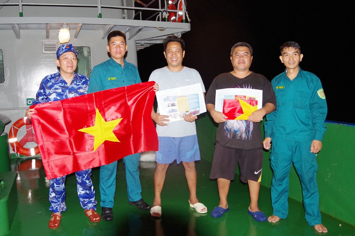  Luc luong thuc hien nhiem vu tuan tra, chong khai thac IUU tren tau BV98308 Hai doi Dan quan Thuong truc (Bo Tu lenh TP.HCM) tuyen truyen, tang co To quoc cho ngu dan Huynh Thanh Hai. Anh: Van Duong