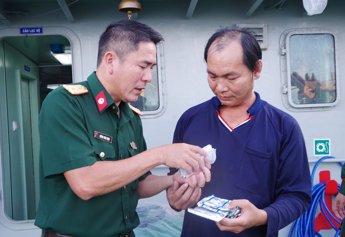 Quan y tren tau BV98308TS cap thuoc va huong dan su dung cho ngu dan Vo Hoang Rot. Anh: Van Duong