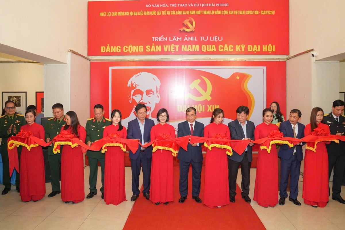 Cac dai bieu cat bang khai mac trien lam. Ảnh: Cong TTDT Hai Phong