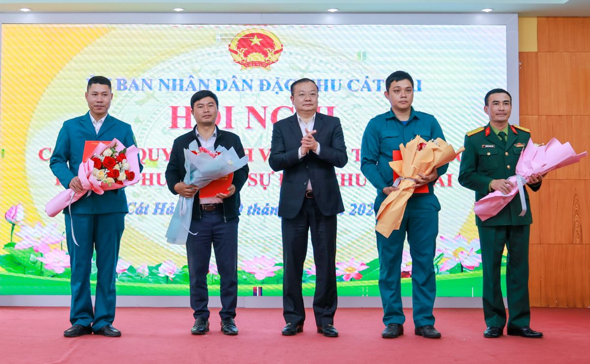 Chu tich UBND dac khu Cat Hai trao cac quyet dinh cua UBND thanh pho va chuc mung tan Chi huy truong Ban chi huy quan su dac khu. Ảnh: Cong TTDT dac khu Cat Hai