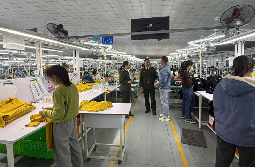 Cong an Lao Cai giu binh yen khu cong nghiep de cong nhan yen tam bam viec. Anh: Bao Nguyen