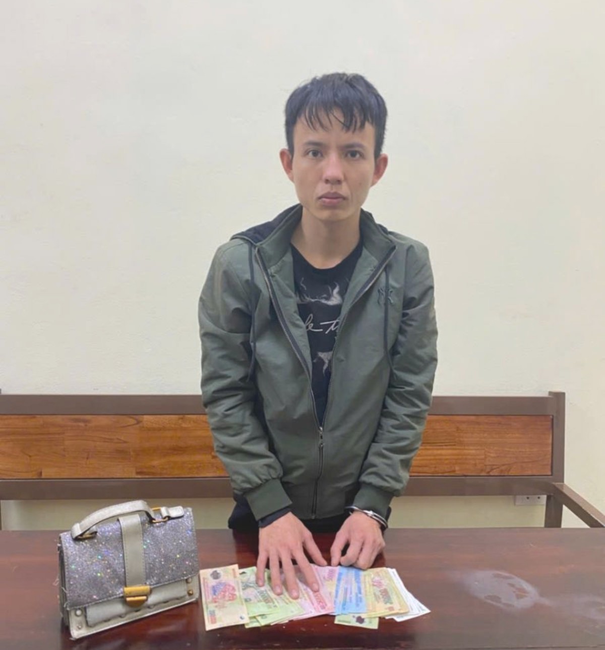 Đối tượng Nguyễn Văn Dũng và tang vật cướp giật. Ảnh: Công an tỉnh Ninh Bình