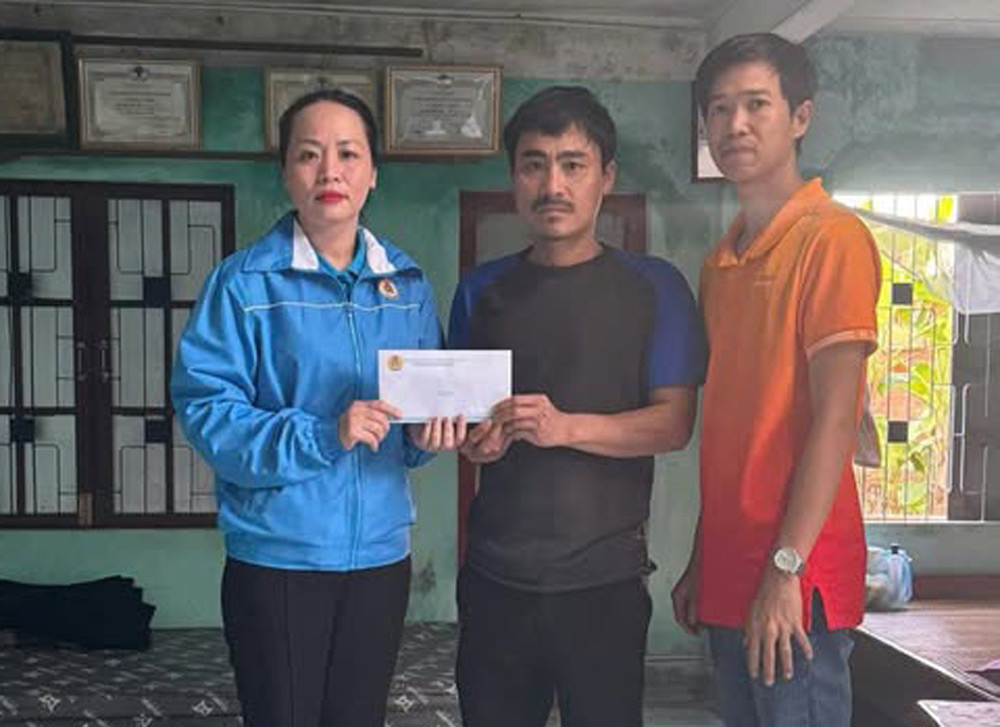 Representatives of Duy Xuyen Commune Trade Union, Da Nang, present 5 million VND in cash to Ms. Le's family. Photo: Duy Xuyen Trade Union.