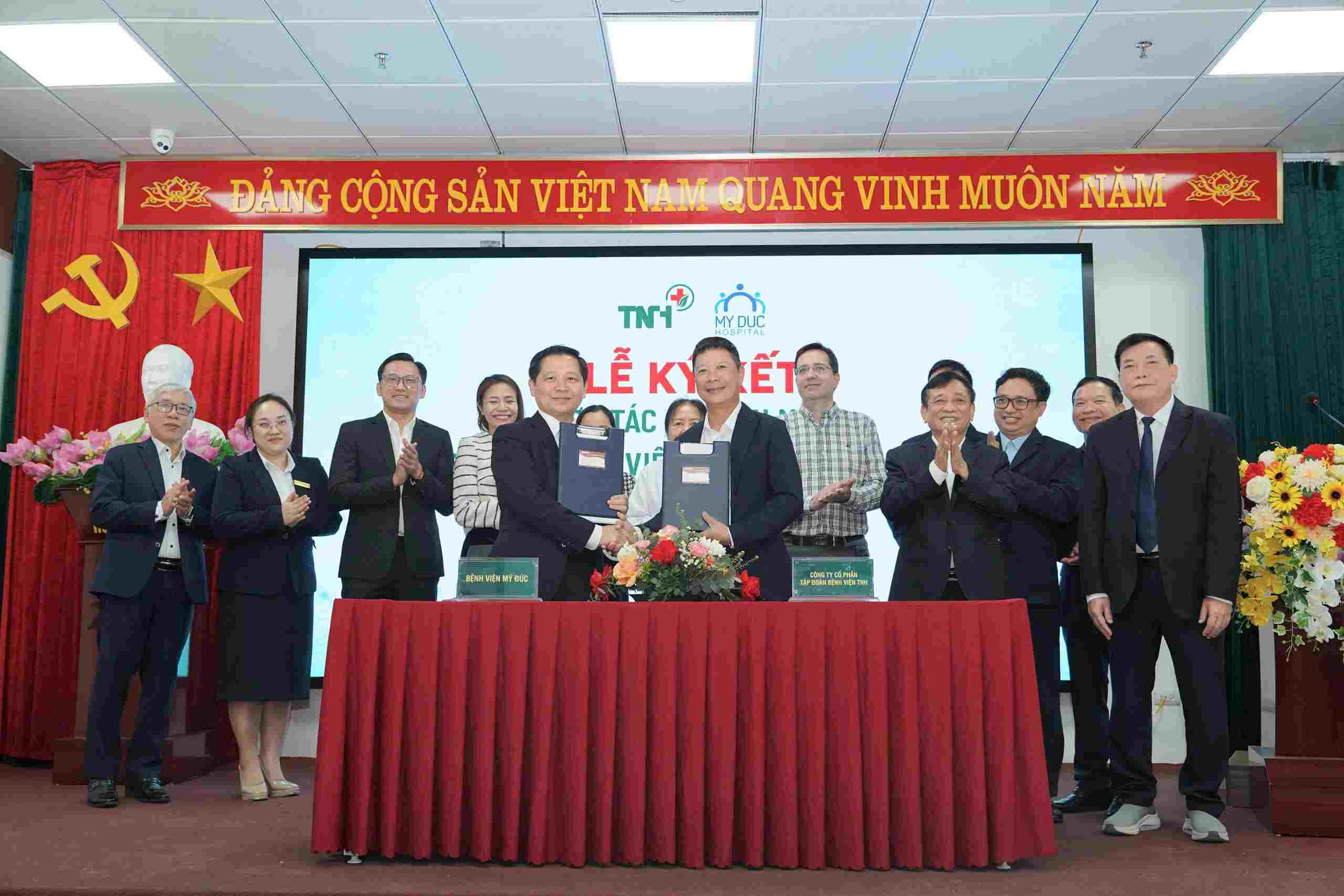 Dai dien Cong ty Co phan Tap doan Benh vien TNH va Benh vien My Duc chinh thuc ky ket hop tac trong linh vuc ho tro sinh san, danh dau buoc trien khai cu the chu truong phat trien y te chuyen sau, xa hoi hoa dich vu va nang cao chat luong cham soc suc khoe nguoi dan. Anh: Huong Giang