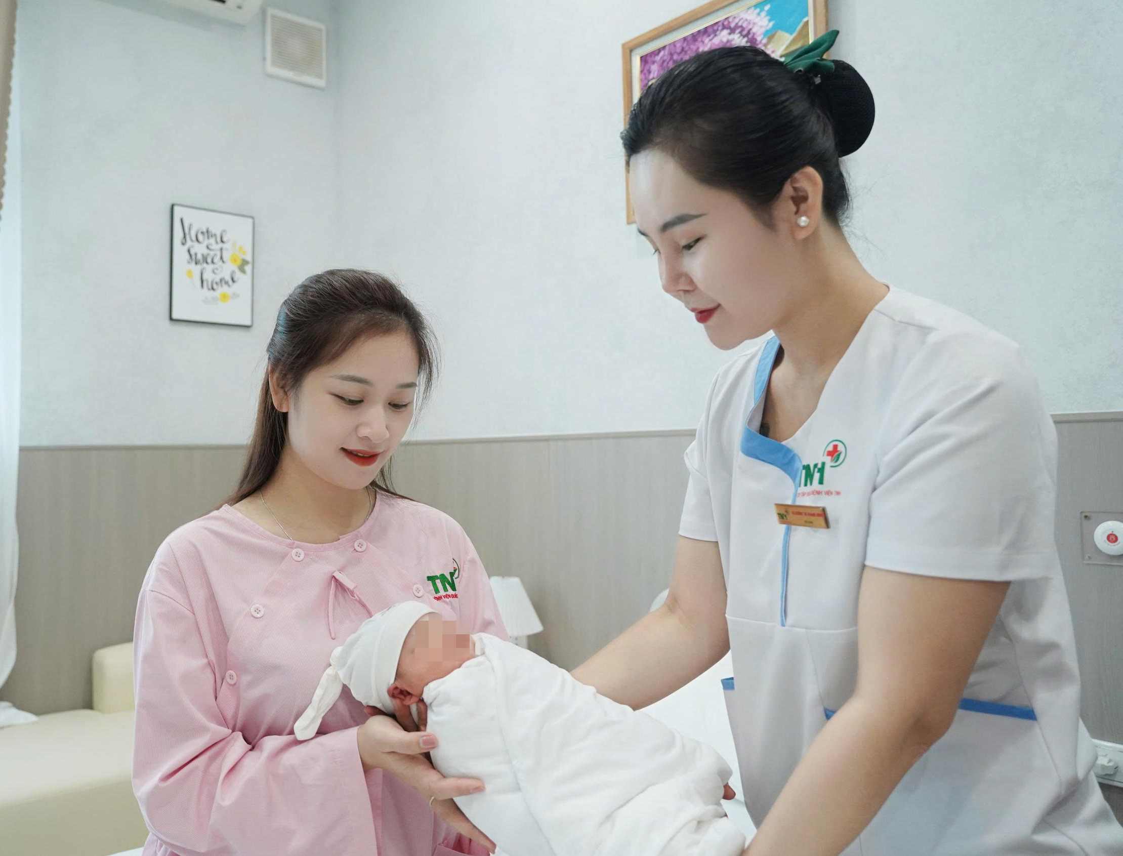 산후 산모와 아기를 돌보는 의료진. 사진: 흐엉장