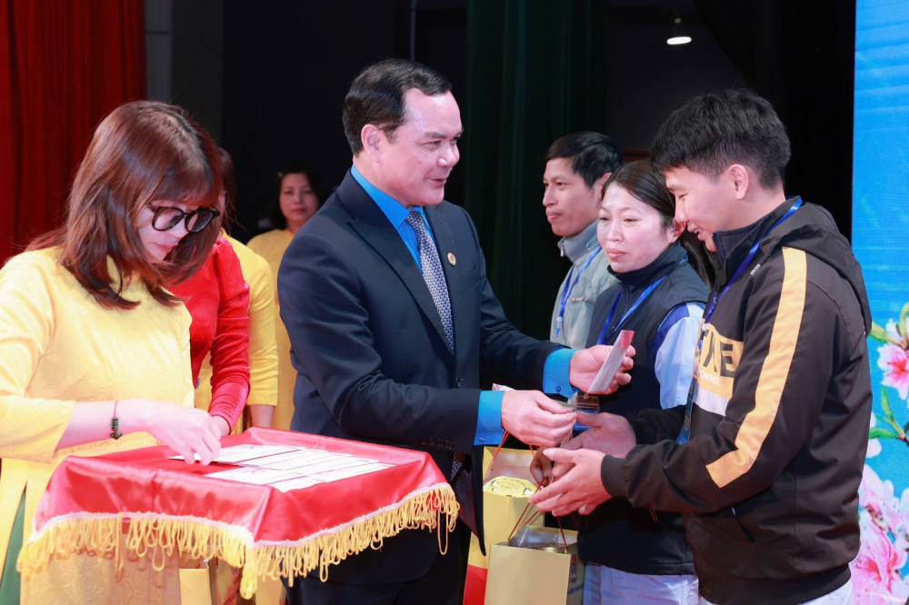 Dong chi Nguyen Dinh Khang – Uy vien Trung uong Dang, Pho Chu tich Uy ban Trung uong MTTQ Viet Nam, Bi thu Dang uy, Chu tich Tong LDLDVN trao qua, dong vien nguoi lao dong co hoan canh kho khan. Anh: Hai Nguyen