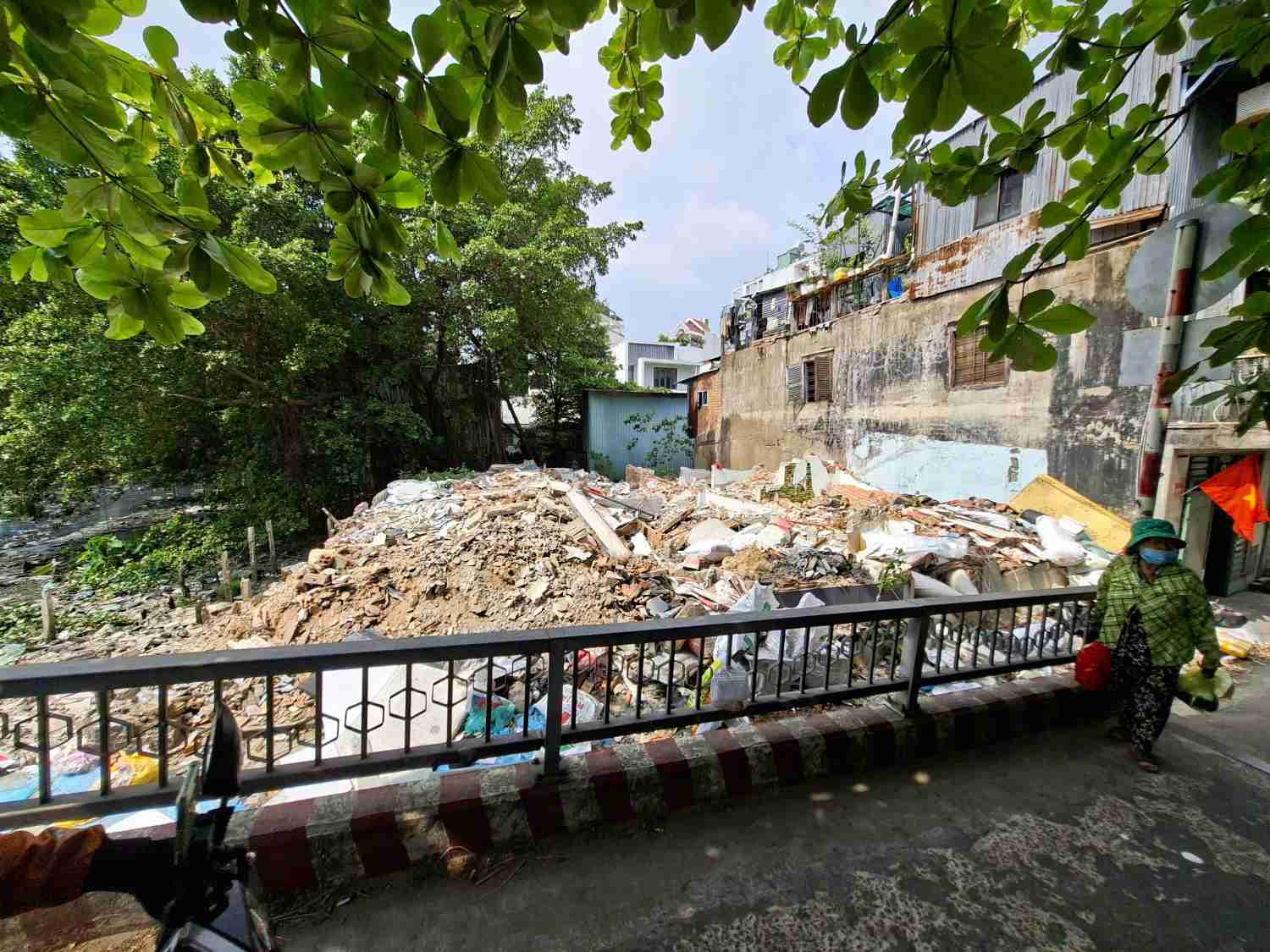 Mot so can nha sat cau lien phuong da thao do.  Anh: Minh Quan