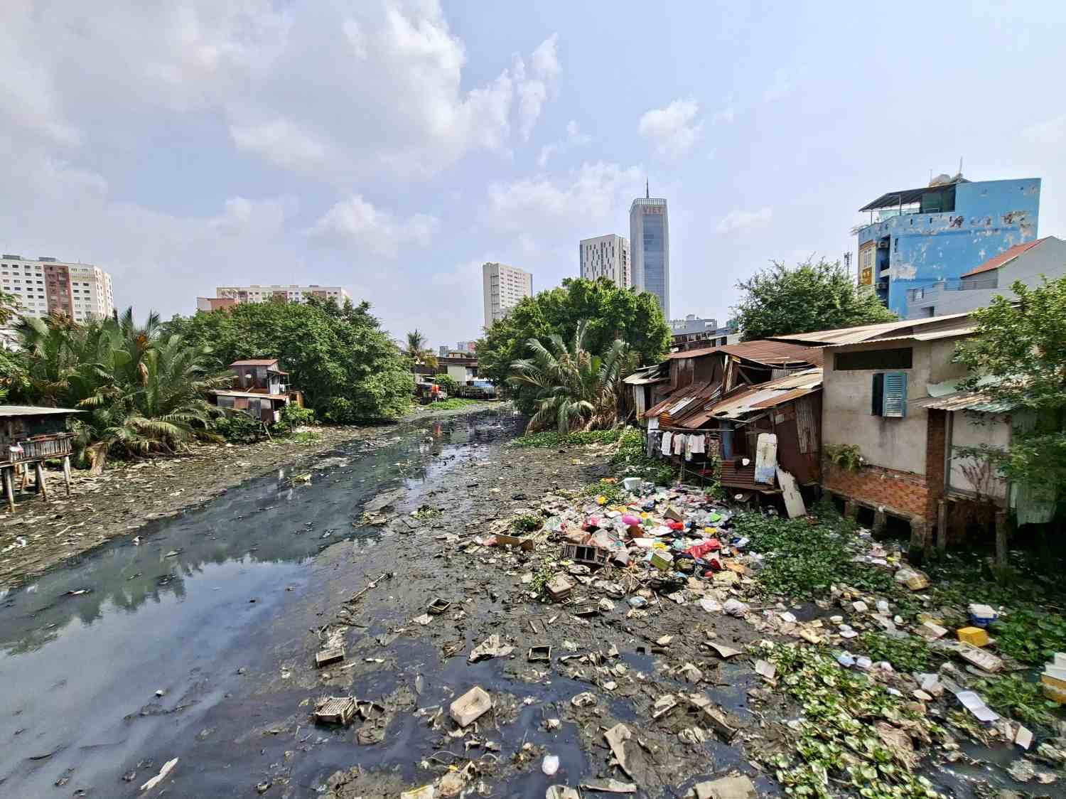 Canh o nhiem o rach Xuyen Tam hien nay.  Anh: Minh Quan