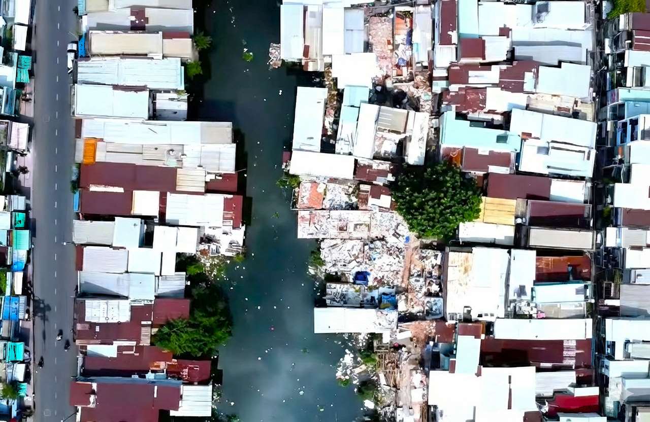 Nhung can nha ven rach Xuyen Tam da thao do xen lan cac can nha chua giai toa.  Anh: Minh Quan