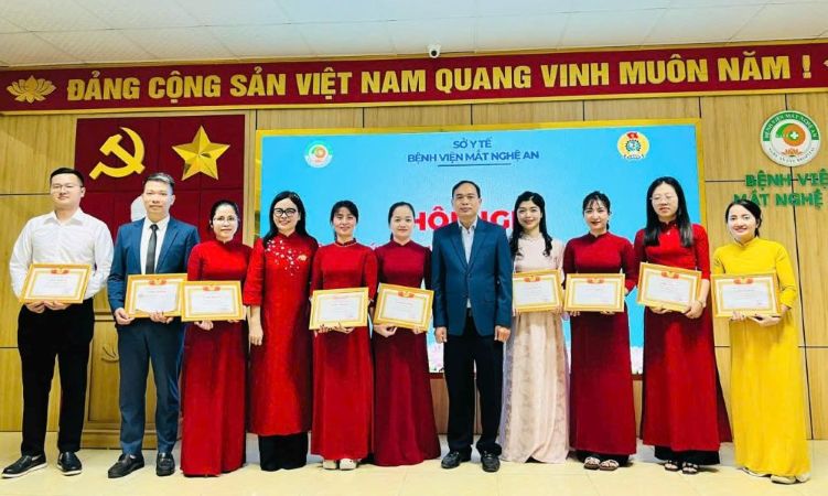Collectives and individuals of Nghe An Eye Hospital with outstanding achievements in professional activities and trade union work in 2025 were commended. Photo: Nghe An Trade Union