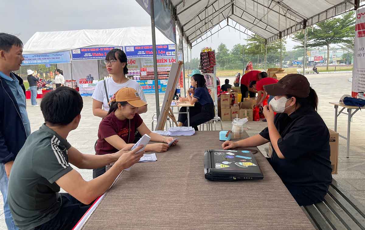 Active labor recruitment before the New Year in Ho Chi Minh City. Photo: Dinh Trong