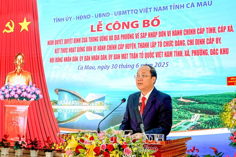 Secretary of Ca Mau Provincial Party Committee Nguyen Ho Hai speaks at the ceremony to announce resolutions and decisions of the Central Government and localities on merging administrative units and consolidating the organizational structure of Ca Mau province, on the morning of June 30, 2025. Photo: HUYNH LAM