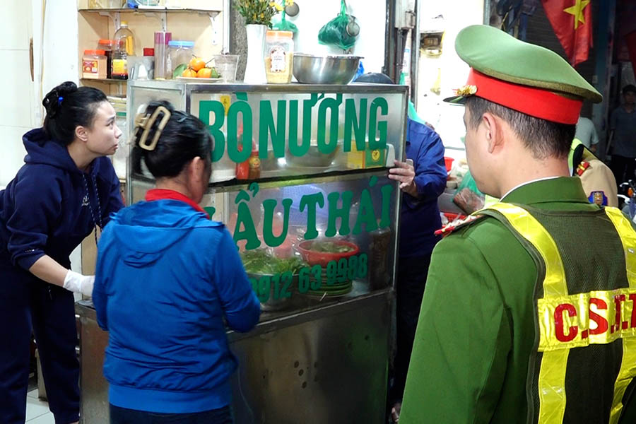 Hanoi Police patrol overnight, ensuring security during the 14th Congress