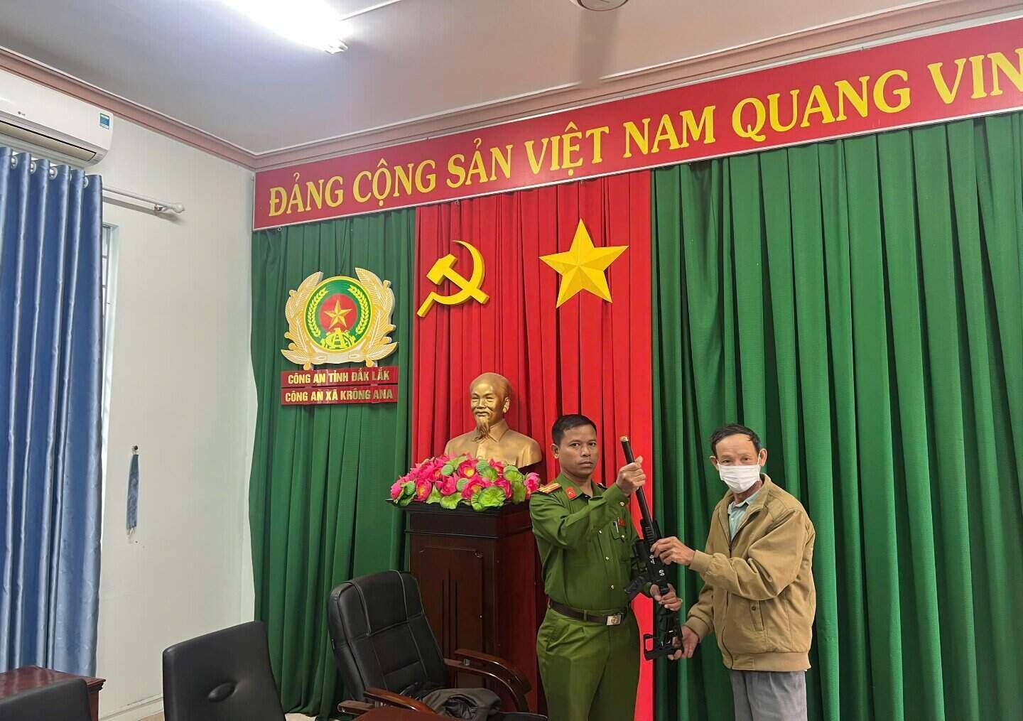 Dak Lak people proactively hand over weapons and explosives to the police agency. Photo: Police provided