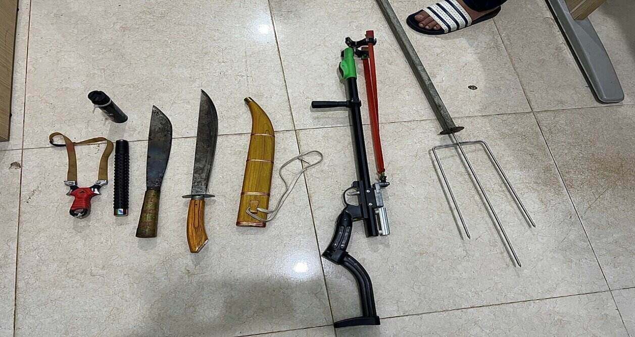 Luc luong chuc nang tiep nhan mot so vu khi do nguoi dan tu nguyen giao nop. Anh: Cong an cung cap