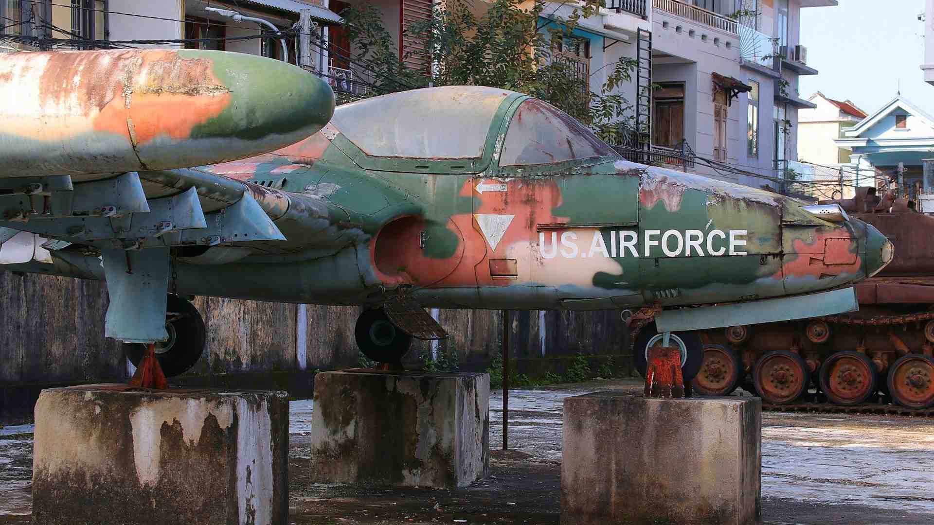 Nhieu hien vat o bao tang co dau hieu xuong cap vi trung bay ngoai troi thoi gian dai. Anh: Nguyen Luan.