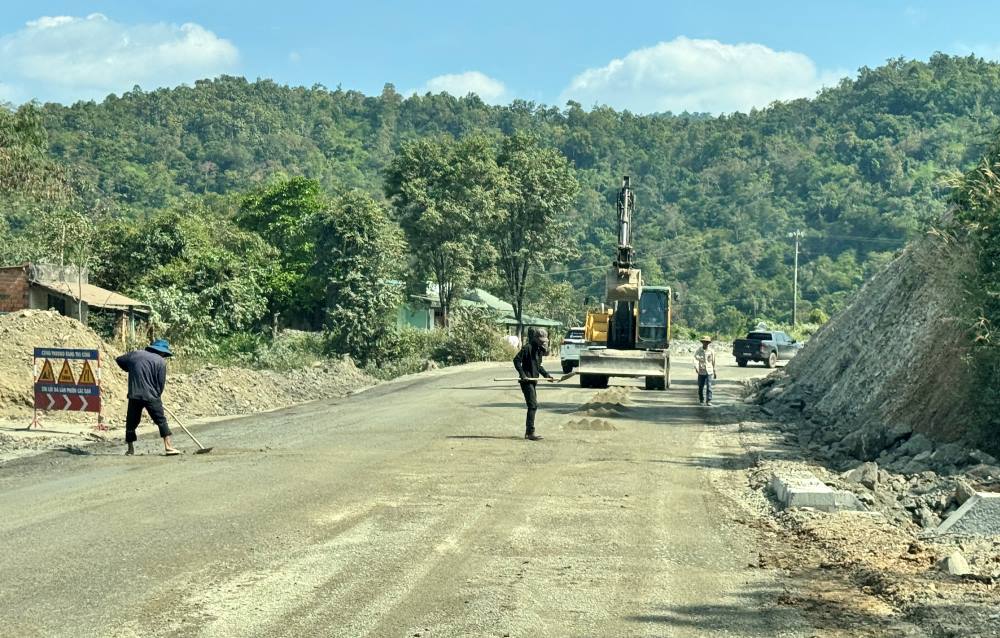 Cong nhan thi cong tren cong truong. Anh: Duy Tuan 