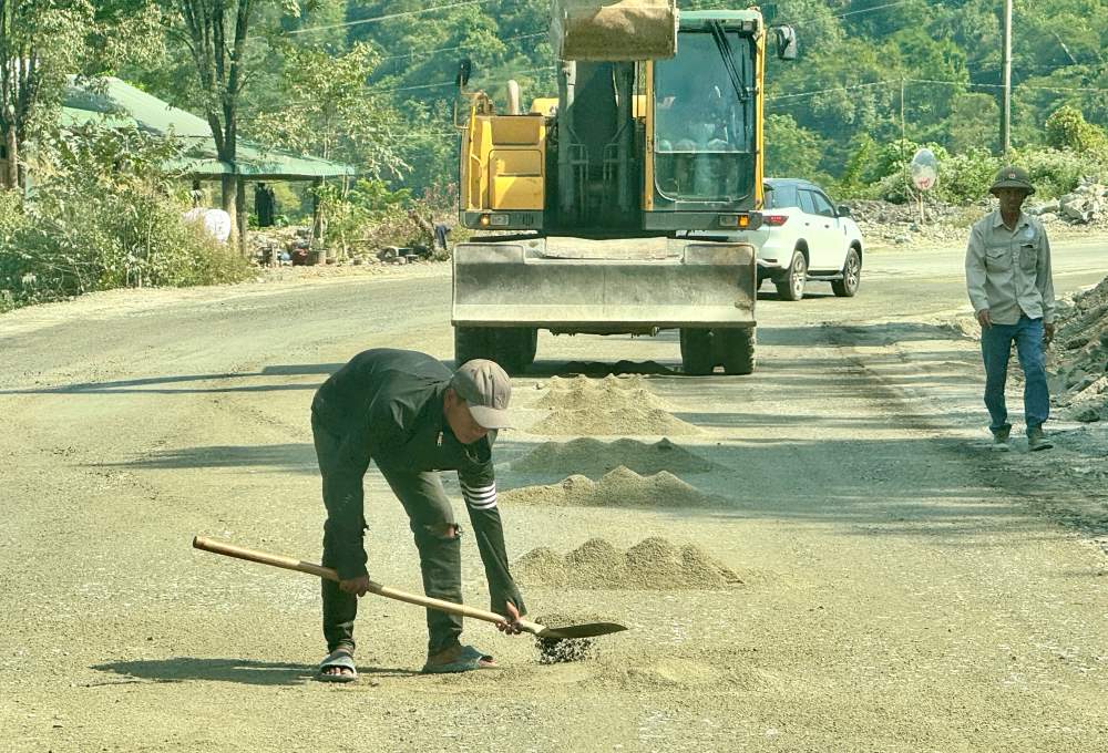 Cong nhan va xe lu thi cong nen duong. Anh: Duy Tuan 