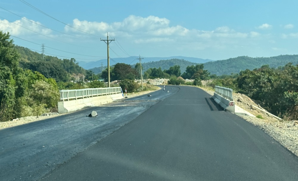 Mot doan tuyen dang tham nhua mat duong. Anh: Duy Tuan 