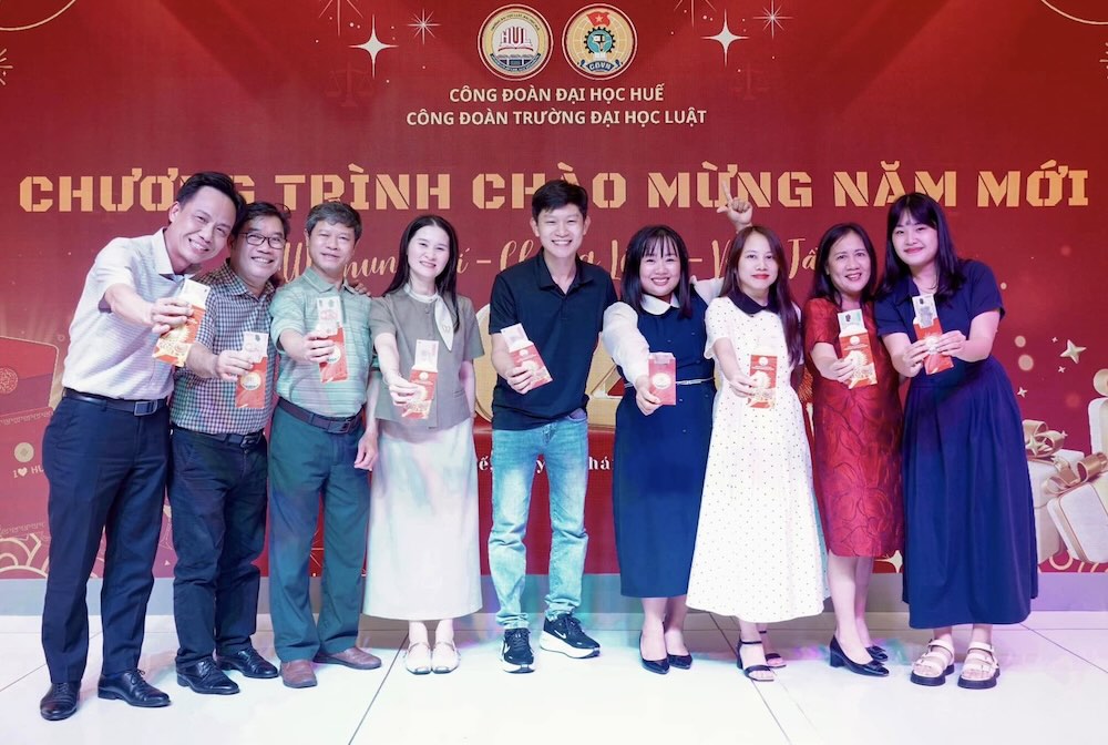 Cac doan vien duoc nhan li xi nhan dip nam moi. Anh: Quang An