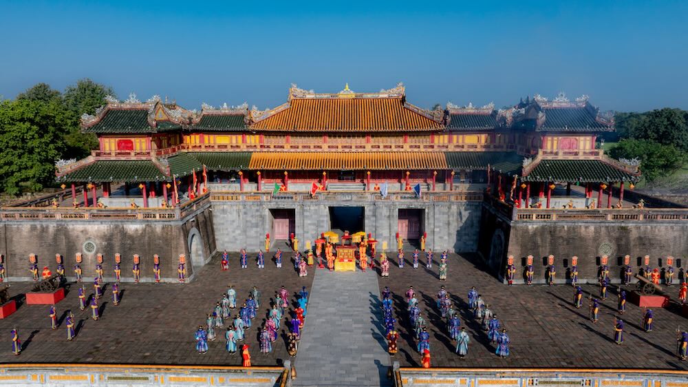 Trung tam Bao ton Di tich Co do Hue tai hien Le Ban soc trieu Nguyen, thu hut nguoi dan va du khach den xem dip dau nam. Anh: Dinh Hoang