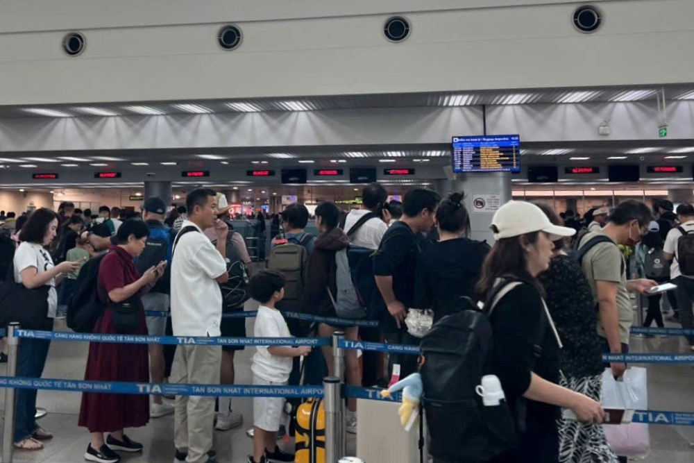 Ga di quoc te nhon nhip khach lam thu tuc, ghi nhan luong nguoi xuat canh vuot xa ga noi dia. Ảnh: Anh Tu