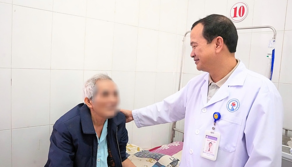 The old man's health has stabilized after surgery. Photo: Quang Tri General Hospital