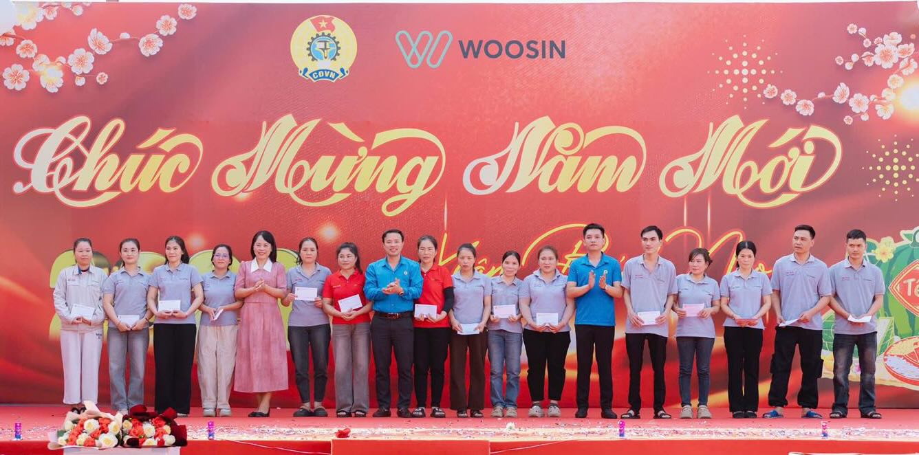 Workers excitedly receive gifts at the beginning of the year. Photo: Nghe An Trade Union