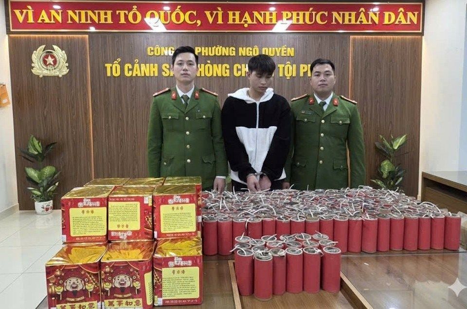 Tổ công tác HP22 Công an phường Ngô Quyền bắt đối tượng tàng trữ pháo. Ảnh: Công an TP Hải Phòng