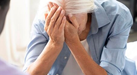 Memory loss is not only a medical concern but also a test of affection. Photo: Thuy Duong