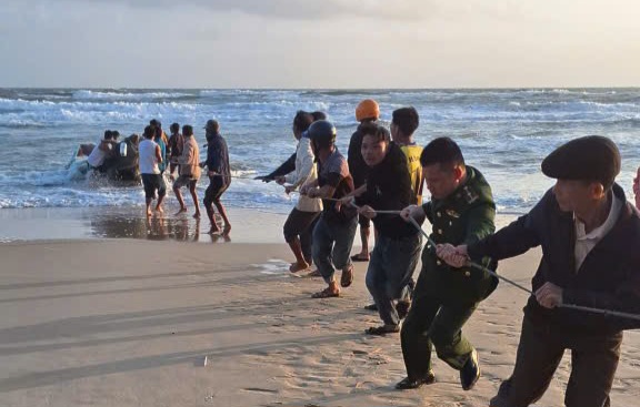 해상에서 사고를 당한 어민의 배를 견인하는 군대와 주민들. 사진: 끄어비엣 국경 수비대
